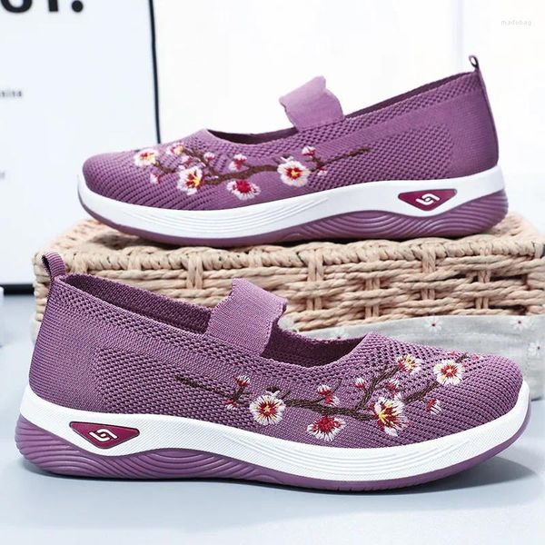 Chaussures décontractées 2024 Femmes d'été Soft broder Flats Slip-On Spille des baskets à tricot respirant Femmes chinois Fleurs