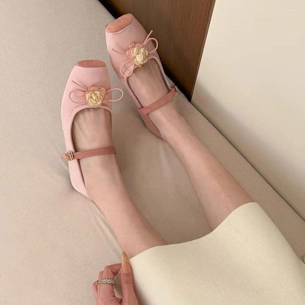 Chaussures décontractées 2024 Sweet Flower Sole Sole Single Square Head Bouton Ballet Ballet Femme en cuir doux Mary Jane