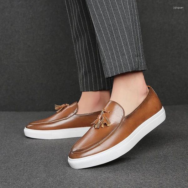 Zapatos casuales 2024 Mocasines con borlas Confort de cuero Hombres Vestido formal negro Resbalón en la conducción Mocasines italianos Tamaño grande 38-47