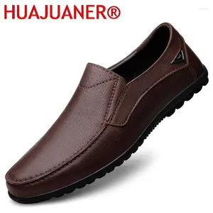 Chaussures décontractées 2024 Fonction de chaussures tendance Slip sur le design adulte doux moccasin pour l'homme en cuir authentique en cuir mâle