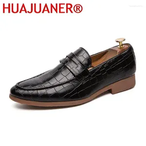 Casual schoenen 2024 Vintage Mens Leather Classic Slip on Business Brand Pointed Toe Oxford Formal Dress Bureau