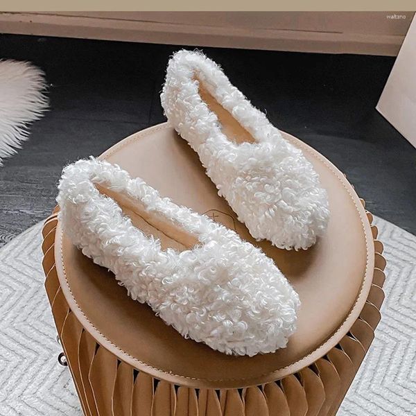 Zapatos informales 2024 Invierno Fuerz Flat Mujer Redonde Toe Warr Plush Moccasins Moccasins Femeninos de cordero femenino deslizándose sobre mocasines peludos gran tamaño 42