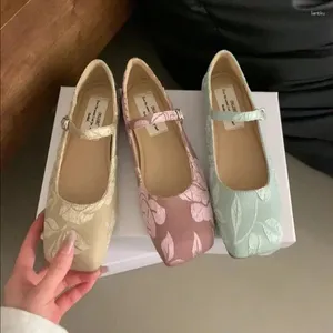 Zapatos casuales 2024 Mujer Toe cuadrado bajo suave suave hermosos pisos planos plates femenino hebilla de encaje de flor elegante Mary Jane