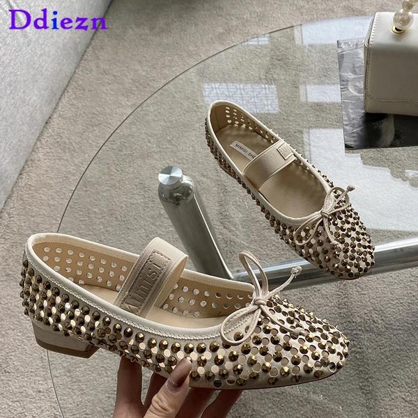Chaussures décontractées 2024 Femmes Flats Crystal Rivet Korean Style Ladies Sandales Mary Janes Automne Square Toe Femme Femme Luxury Tlides