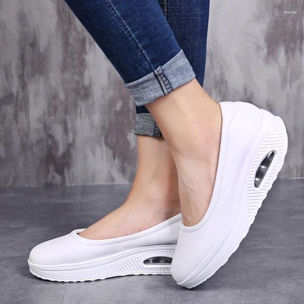 Chaussures décontractées 2024 Femmes Flats Pu Leather Slip on Moccains Mesdames Toe Round White White SPUP SEMES LOAFERS SALAITE
