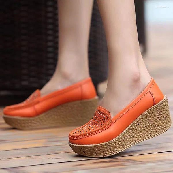 Chaussures décontractées 2024 femmes mocassins compensés sans lacet plate-forme femmes d'âge moyen maman en cuir Pu solide mocassins plats pour