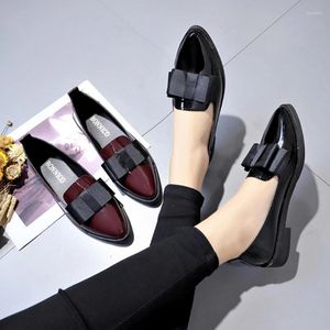 Casual schoenen 2024 Dames plat boeginrichting puntige teen loafers bordeaux octrooi lederen ondiepe mond comfortabele dames