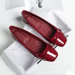 Chaussures décontractées 2024 Spring et automne pour femmes tête carrée polyvalente bouche peu profonde Solide douce Sole légère rouge