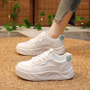 Chaussures décontractées 2024 Semelle d'été d'été pour la femme blanche au printemps d'automne de la plate-forme respirante Tennis femme tendance ronde têtes sneaker féminin