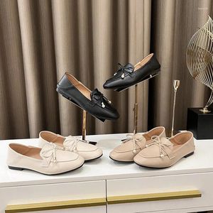 Casual schoenen 2024 vrouwen eenvoudige zomers parel edellekkers vrouwelijke metalen fetisj loafers zachte vierkant teen dame buiten bowknot zwart