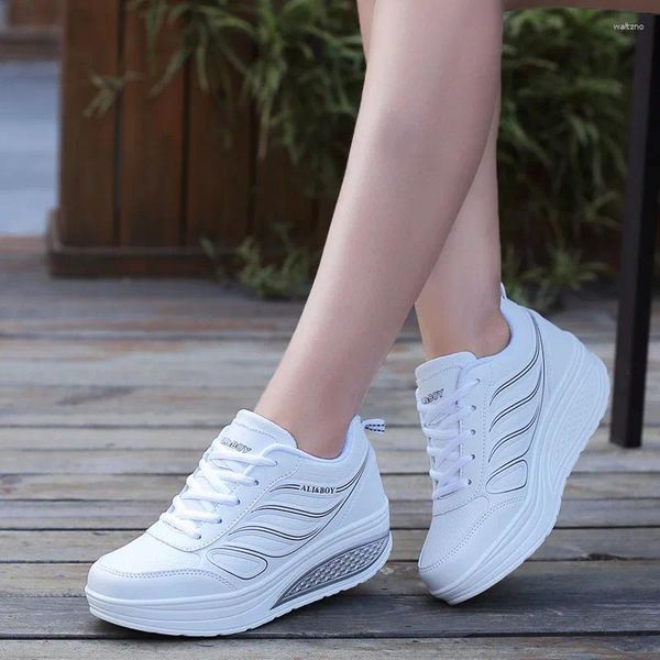Zapatos casuales 2024 Designer plataforma blanca zapatilla de zapatillas tenis tenis feminino cuñas canasta de calzado entrenadores femme