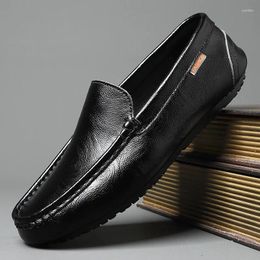 Chaussures décontractées 2024 GÉNUIINE Men de cuir Softs Mens Modafers Moccasins Slip respirant sur la conduite noire plus taille