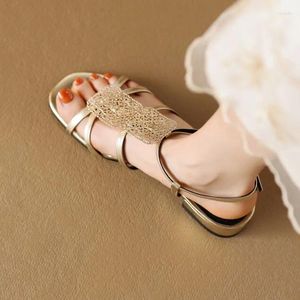 Chaussures décontractées 2024Summer Femmes Sandales Vintage Design Gold Flats Minage Gladiator Fashion Lady Silver Beach Sandalias Femininos Sapatos