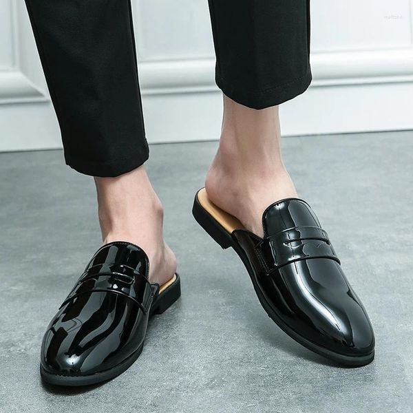 Chaussures décontractées 23 hommes en cuir brillant à demi-pantoufles de style d'été