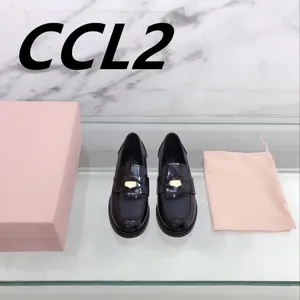 Chaussures décontractées 24 ans d'étonnant pour vous un tissu avec doublure en peau de mouton en cuir brillant importé pieds rembourrés Size35-39