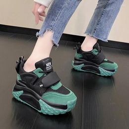 Chaussures décontractées 8cm talons cachés Sneakers de mesh 2024 Femmes Plateforme d'été Sports papa femme épais fond en cuir respirant