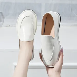 Chaussures décontractées Aiyuqi Femmes 2024 Printemps Round Toe Un pied Slip-on en cuir authentique Flats doux en cuir