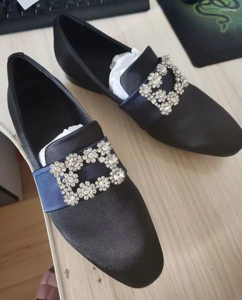 Chaussures décontractées Arrivée Sation Fabric Men de strass Locs de luxe Slip sur la mode italienne Fête à la main et mariage