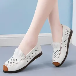 Zapatos informales auténticos de cuero de cuero Summer de mediana edad, la mocasines de mocasína suave y liviana para mujeres, mocasines