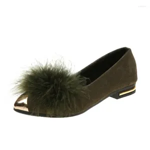 Zapatos informales de otoño con punta estrecha y tacón grueso para mujer, calzado informal con bola de pelo, ante de tacón bajo, venta al por mayor