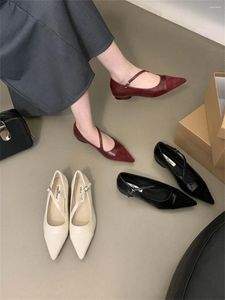 Casual schoenen Ballet Dance Pointed Teen Women Flats Loafers 2024 Aankomst Black Red White Belt Buckle Ladies Autumn Spring Jurk Shoe