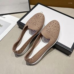 Zapatos casuales Sandalias Baotou para mujeres en verano 2024 Días de plástico plano de fondo plano suave Soled Días de un pie Flip Flip