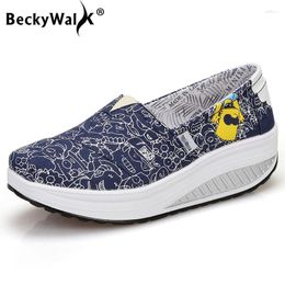 Chaussures décontractées Beckywalk Femmes imprimées modes de tissu printemps automne les baskets de plate-forme en toile féminine à l'automne Slip on Swing WSH2926