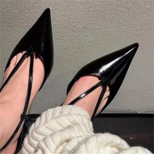Chaussures décontractées Ceintures Boucle Pour Dames Bouts Pointus Sangle Croisée Pour Femmes Talons Plats Ligne De Couture Sandales Femme En Cuir Verni Zapatos