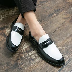 Chaussures décontractées Blacks Colorblock Black et Blanc Men Slip-On Classic Style Cuir Sole épaisse Moccasin de haute qualité