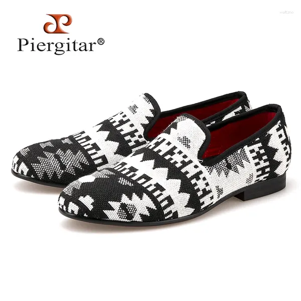 Zapatos informales de tela de algodón en blanco y negro que empalme a los hombres mocasines estilo retro zapatillas para fumar de invierno