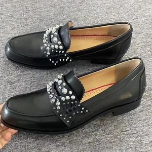 Chaussures décontractées noir en cuir véritable hommes mocassins à pointes mode sans lacet rivet robe de luxe chaussures plates italiennes