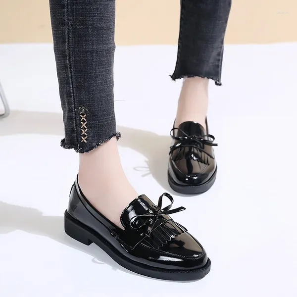 Chaussures décontractées Black Patent Leather Plateforme Slip on For Women étudiant 2024 British Tassel Flats Sneakers