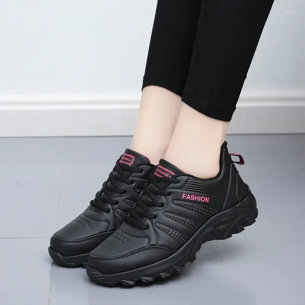 Zapatos informales zapatillas de cuero negras PU para mujeres que corren tenis sin deslizamiento de tenis suave espesando deportes livianos ligeramente impermeables