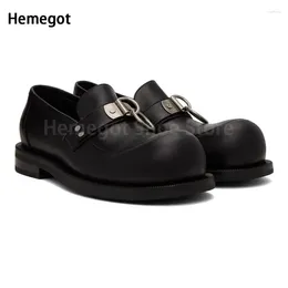 Casual schoenen zwarte ronde teen loafers dikke metalen gesp ring mannen retro flat man slip-on zomer luxe comfortabel