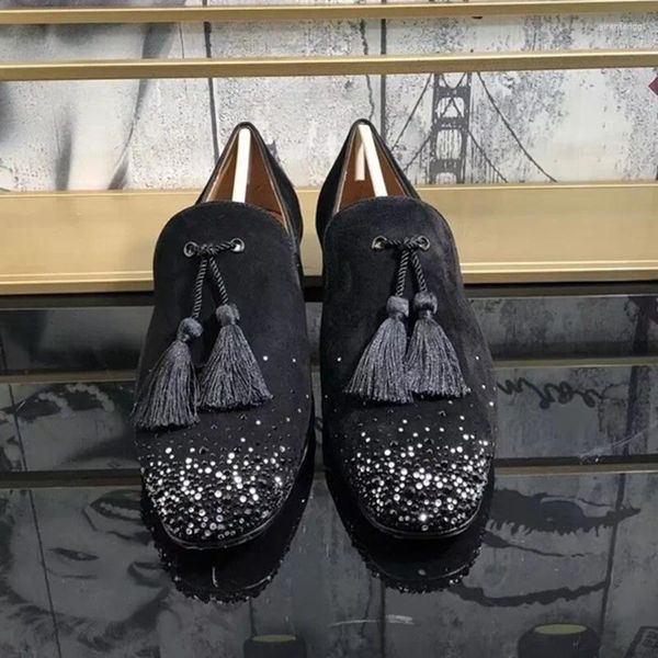 Zapatos informales de gamuza negra Hombres de mocasilla de diez rianas borla de lujo hechas a mano en la fiesta de los hombres y boda para hombres