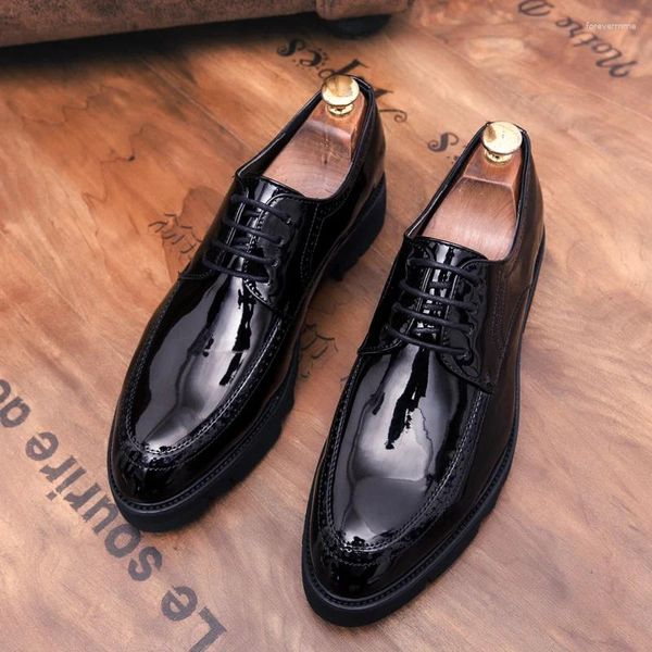 Chaussures décontractées noir blanc pour hommes respirant mode mariage fête brevet en cuir en cuir plate-forme de chaussures de chaussures en plein air