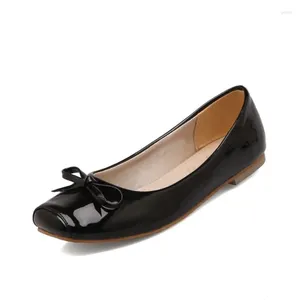 Zapatos casuales Blxqpyt Zapatos de Mujer 2024 Mujeres Flats Flat Toe Bowknot Patente de cuero más tamaño pequeño 32-54 Ladies Negras M-31