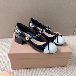 Casual schoenen Bowknot Pearl Chain Mary Jane Sweet Square Toe Dikke Heel Women Wit Patent Leather Heel Maat 40