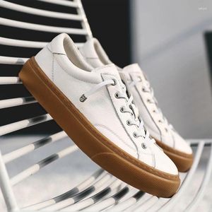 Marca de zapatos casuales 2024 cuero para hombres zapatillas blancas blancas de moda