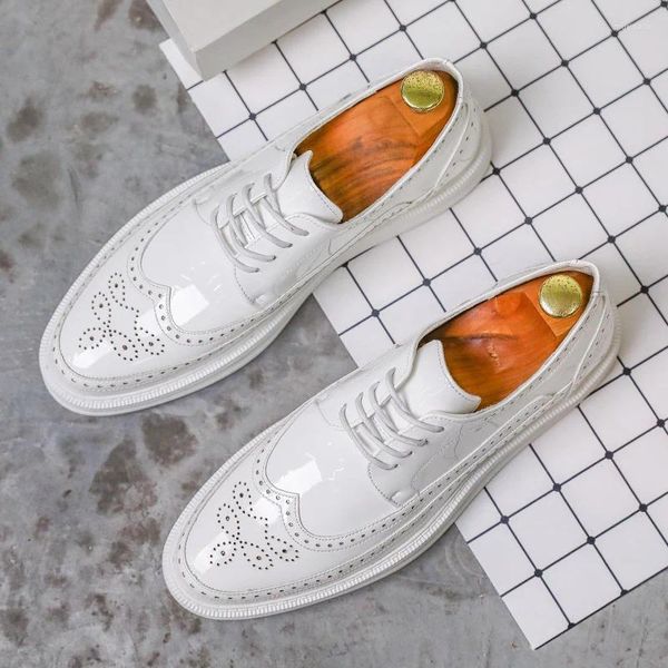 Zapatos casuales diseñador de marca para hombre lace-up cuero zapato blanco zapato blanco transpirable para bodas brogue pisos zapatos zapatillas