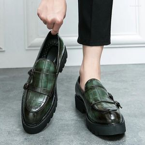 Casual schoenen merk modieuze lederen mannen zakelijk formeel slijtage een pedaal dik opgeloste loafers pak schoen patent glanzend