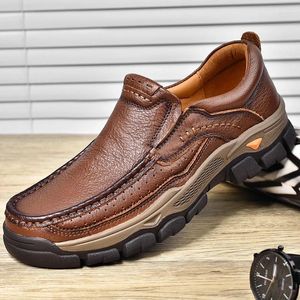 Chaussures décontractées marque Men de molages en cuir authentiques non glissade marchande commerciale en plein air sur le bureau de travail des bassonnettes de conduite