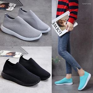 Chaussures décontractées Sneakers en mailles respirantes Femmes Été Slip on Soft Bottom tricts plates Femme Femme Sports non glissés Plus taille 43 Muisseaux