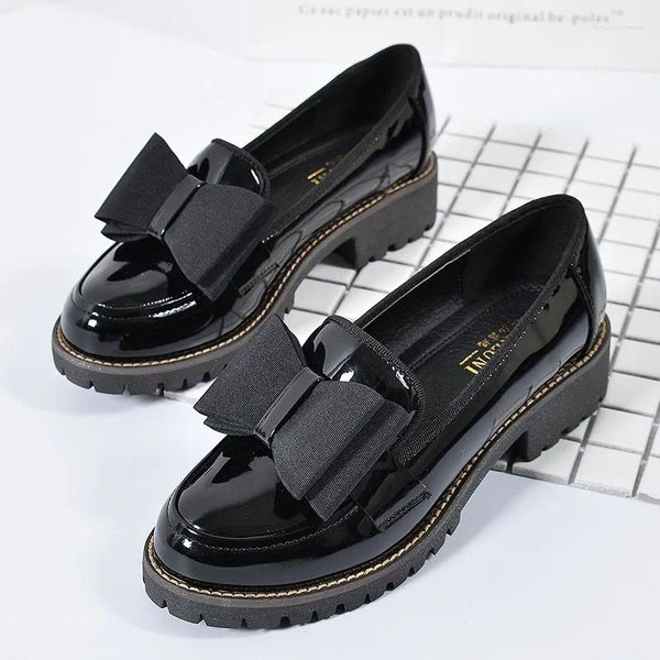 Zapatos casuales de estilo británico preppy chicas de cuero de patente arco decoración enredadera plana mujeres deslizamiento poco profundo en alpargeles Mujer talla 42