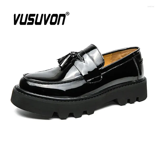 Chaussures décontractées Style britannique Chunky Plate-forme Pompes Noir 2024 Printemps Sans lacet Talons épais Mocassins Homme Bout rond En Cuir Verni Garçons