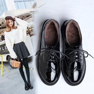 Casual schoenen Brits stijl japanned lederen brogue vrouw veter omhoog fretwork pluche winter flats vrouwen rond teen oxford derby y746