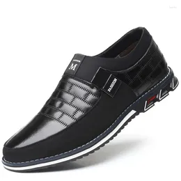 Casual schoenen Britse stijl groot formaat slip-on heren Loafers lente herfstontwerper Outdoor Male Walking Man Leather