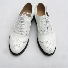 Chaussures décontractées British Wind sculpté en cuir verni blanc Brogue à lacets Mocassins Oxford pour femmes