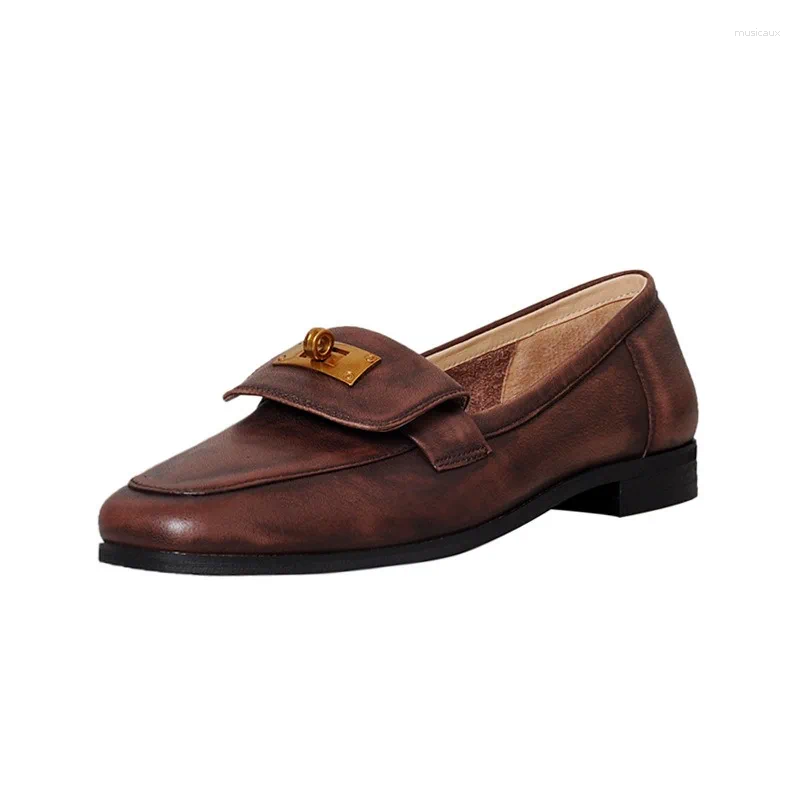 Sıradan Ayakkabı Kahverengi Retro Deri Kadınlar İçin Kahverengi Retro Deri İngiliz Stil Loafers Slip-On Lüks Metal Dekorasyonu Kadın Mokasenler