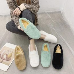 Chaussures décontractées couleurs de bonbons hiver anti-dissiste en peluche fourrure mujer plates coréennes glisser sur des mocasines paresseuses épaissis les lipiers creux poilus chauds